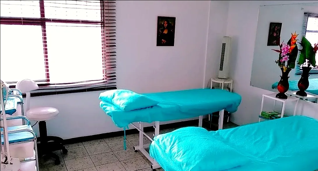 Sala de tratamientos con camillas y equipos de Medical House Spa