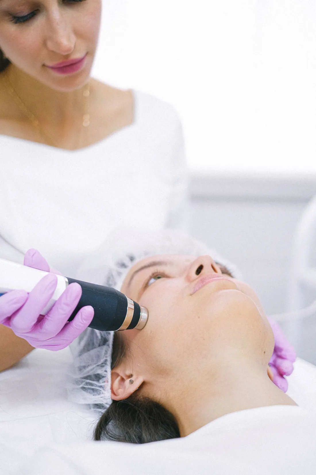 Equipo profesional de cuidado facial utilizado en los tratamientos de Medical House Spa